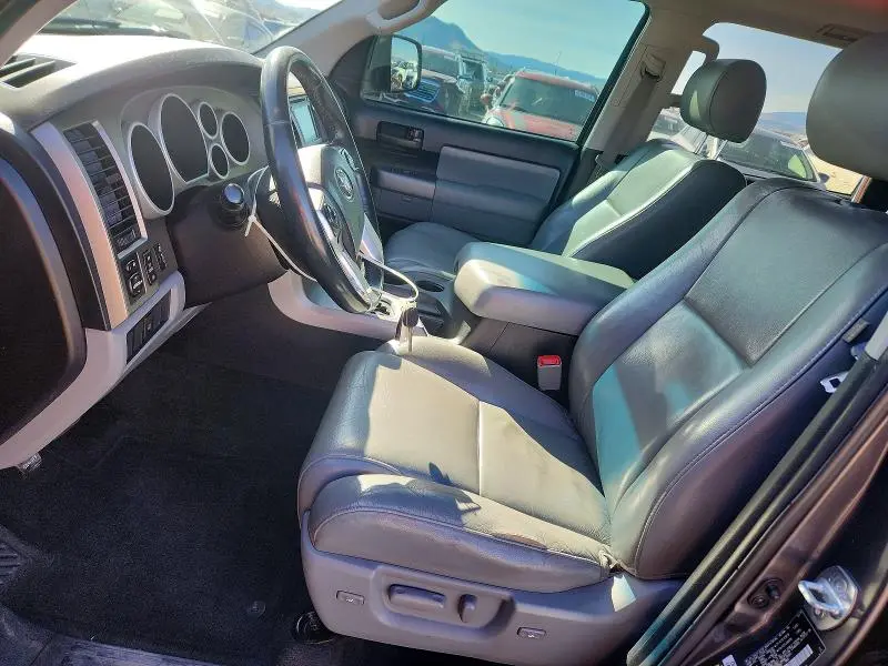 2016 TOYOTA SEQUOIA SR5  