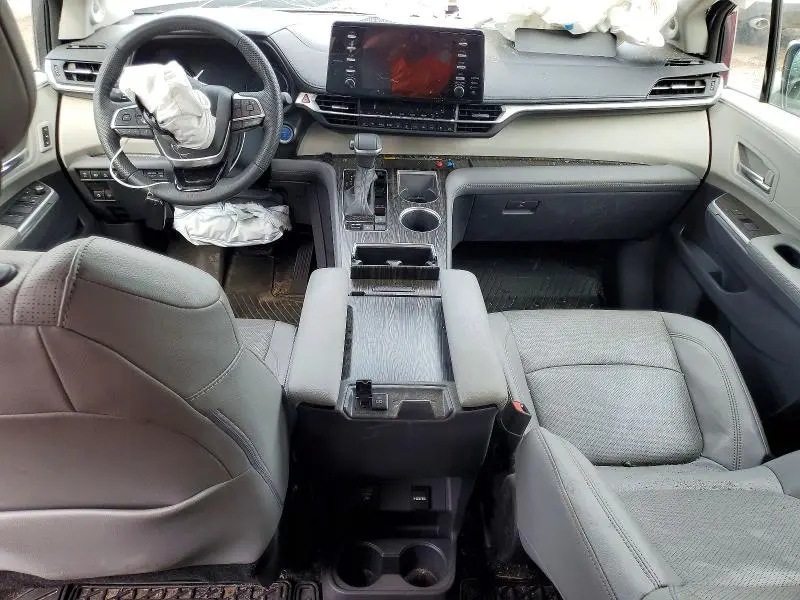 2022 TOYOTA SIENNA LE  