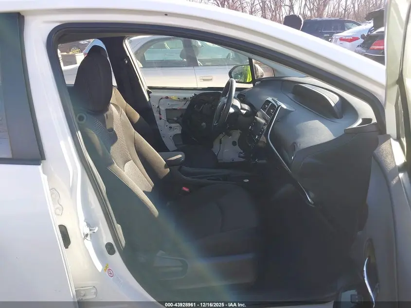 2022 TOYOTA PRIUS LE