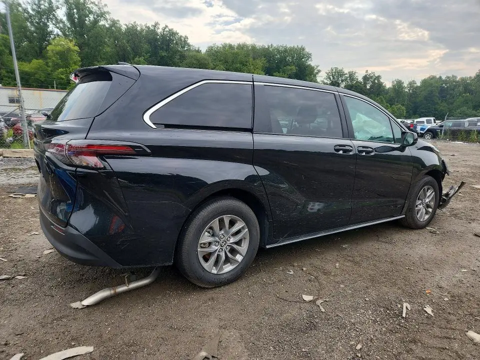 2026 TOYOTA SIENNA LE  