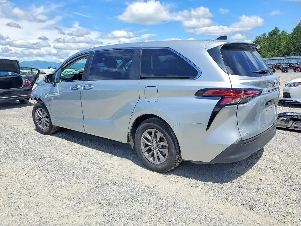 2021 TOYOTA SIENNA XLE  