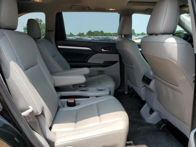 2019 TOYOTA HIGHLANDER SE  