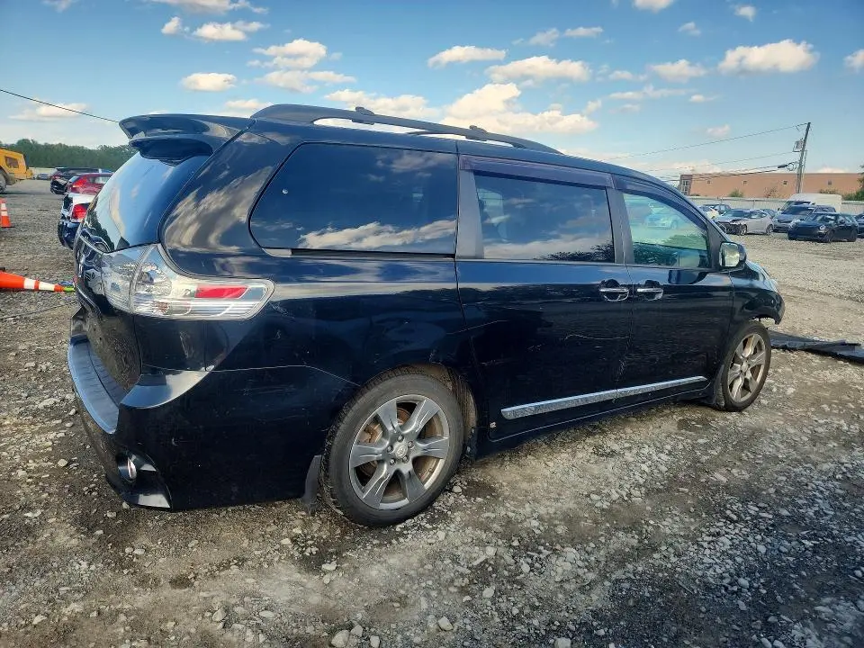2017 TOYOTA SIENNA SE  