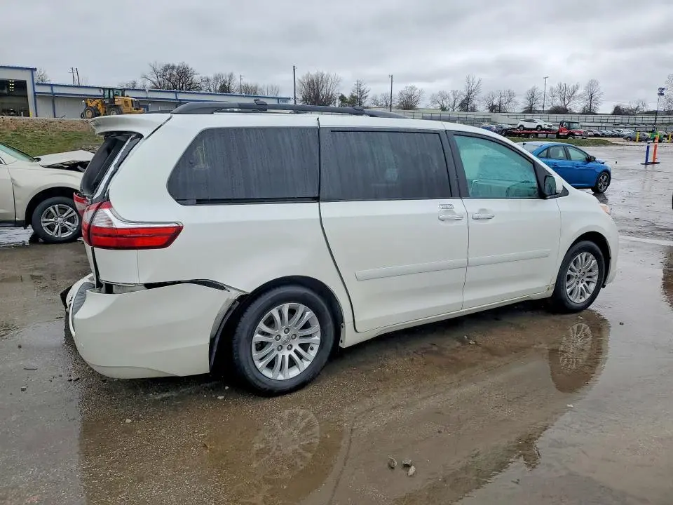 2016 TOYOTA SIENNA XLE PREMIUM 8-PASSENGER  
