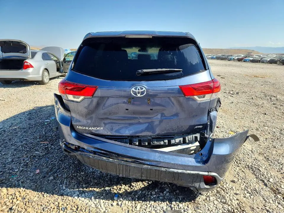 2019 TOYOTA HIGHLANDER LE  