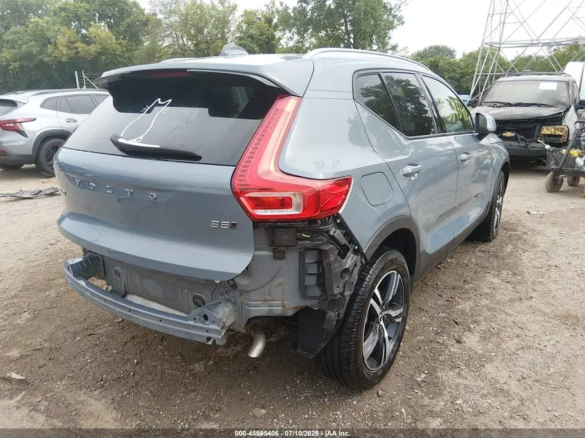2023 VOLVO XC40 B5 CORE