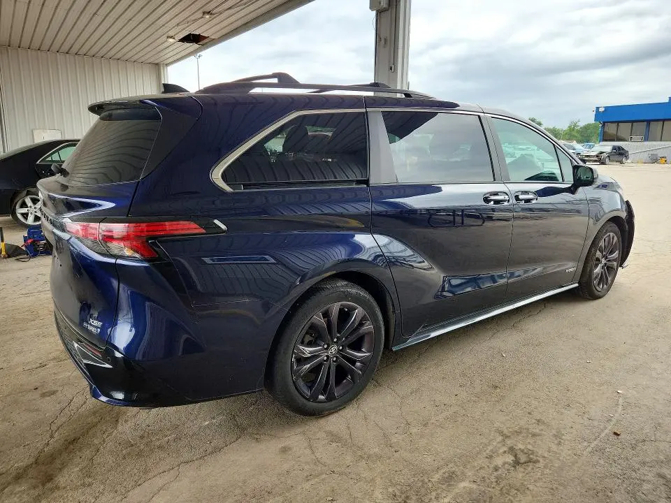 2021 TOYOTA SIENNA XSE  