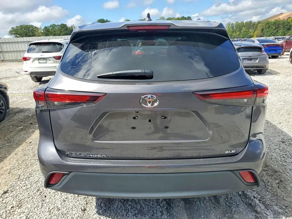 2024 TOYOTA HIGHLANDER XLE  