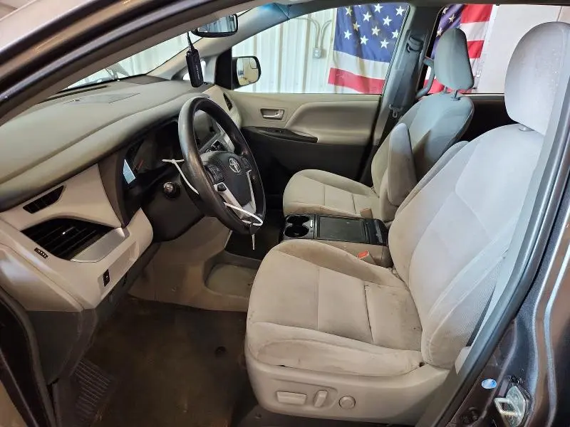 2017 TOYOTA SIENNA LE  