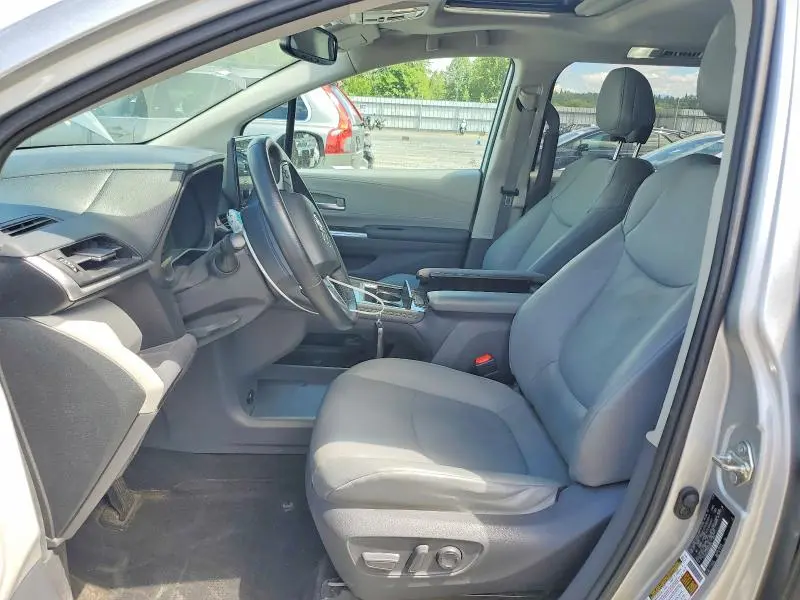 2021 TOYOTA SIENNA XLE  