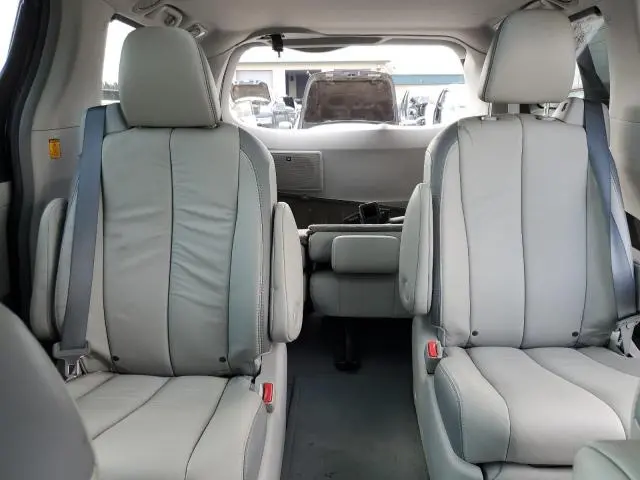2013 TOYOTA SIENNA XLE  