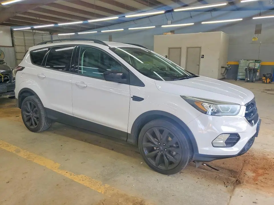2017 FORD ESCAPE SE  