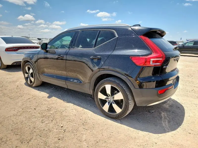 2020 VOLVO XC40 T4 MOMENTUM  