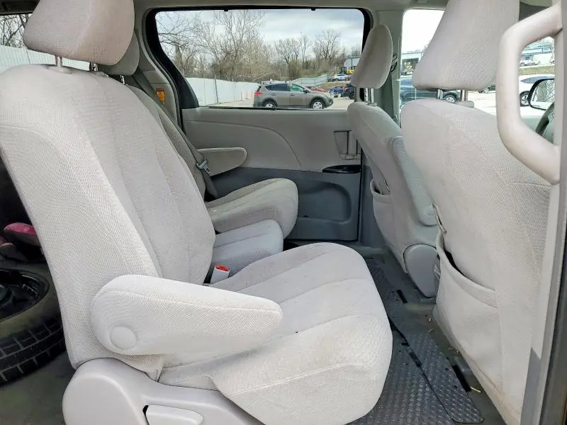 2014 TOYOTA SIENNA LE 8-PASSENGER  
