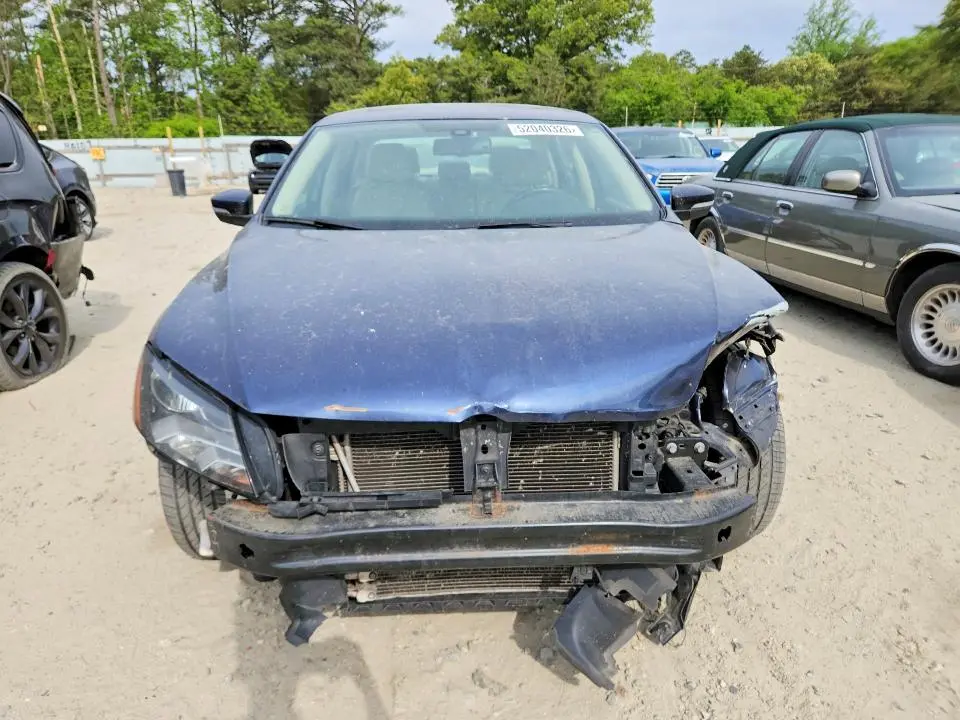 2013 VOLKSWAGEN PASSAT SE  