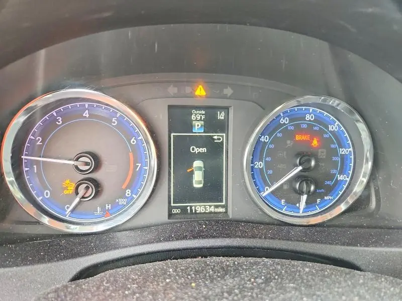 2018 TOYOTA COROLLA SE  