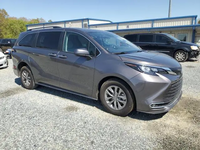 2024 TOYOTA SIENNA XLE  