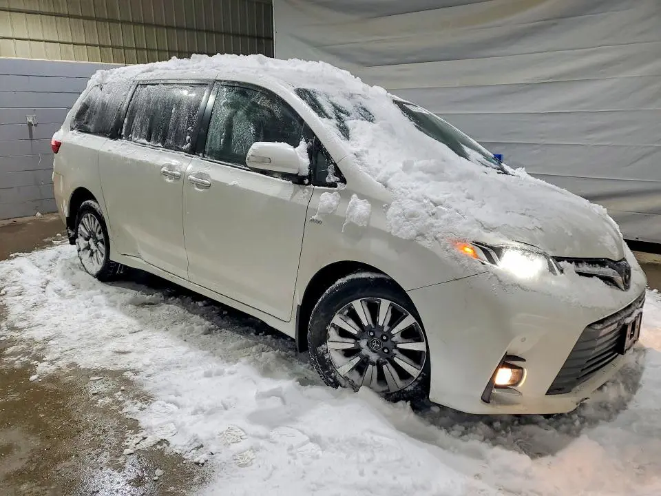 2019 TOYOTA SIENNA XLE  