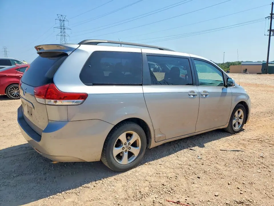 2013 TOYOTA SIENNA LE  