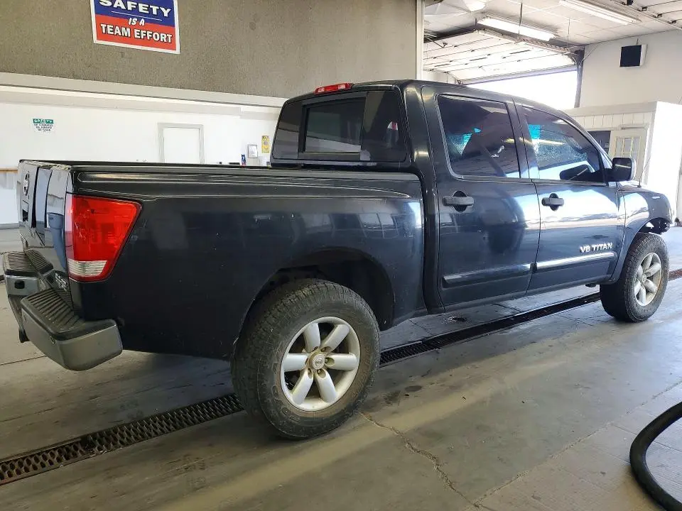 2010 NISSAN TITAN SE  