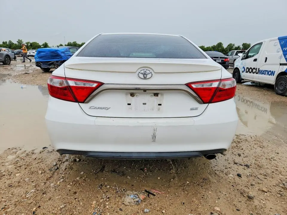 2016 TOYOTA CAMRY SE  