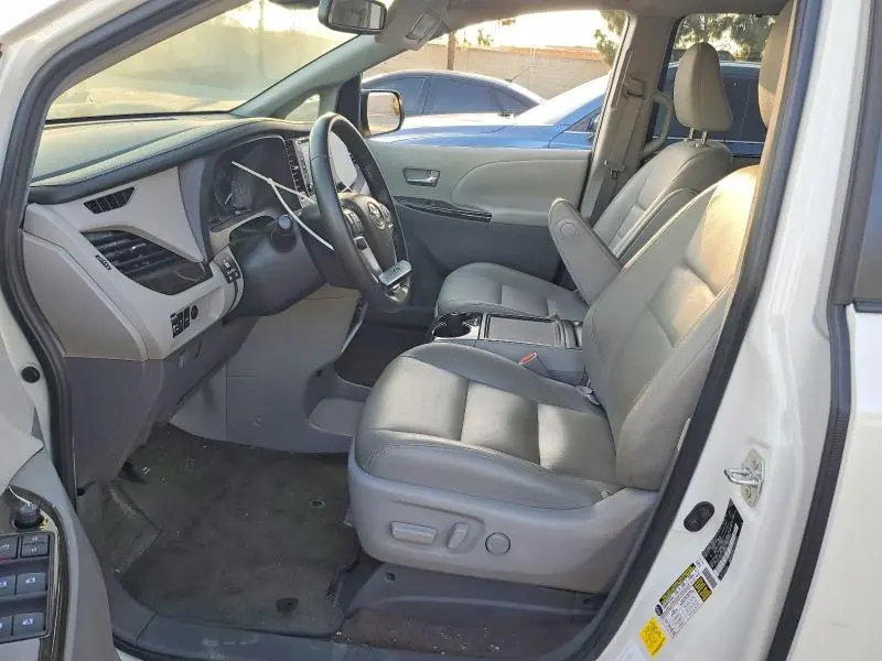 2020 TOYOTA SIENNA XLE  