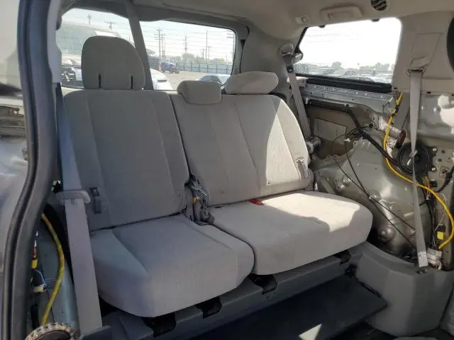 2017 TOYOTA SIENNA LE