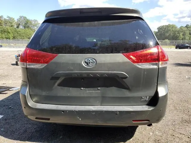 2011 TOYOTA SIENNA XLE  