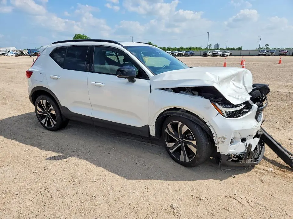 2023 VOLVO XC40   