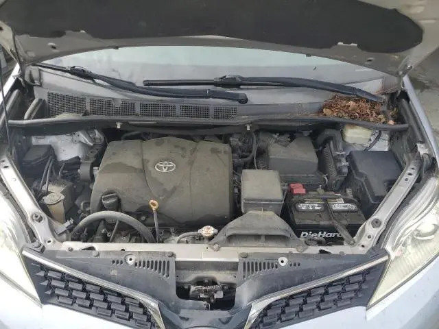 2018 TOYOTA SIENNA SE  
