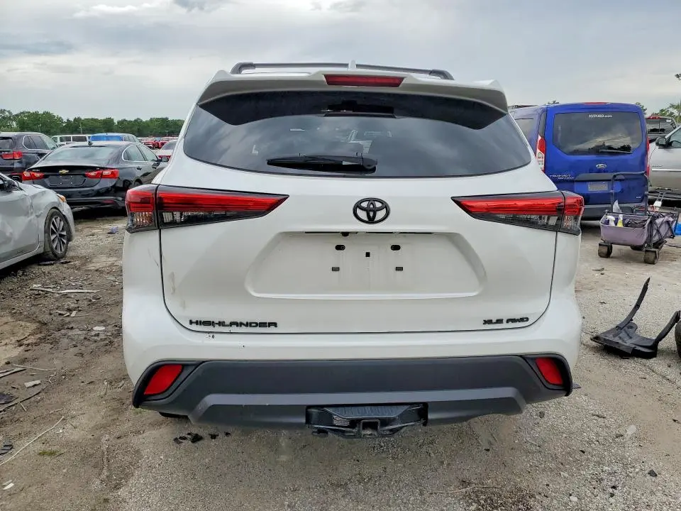 2022 TOYOTA HIGHLANDER XLE  