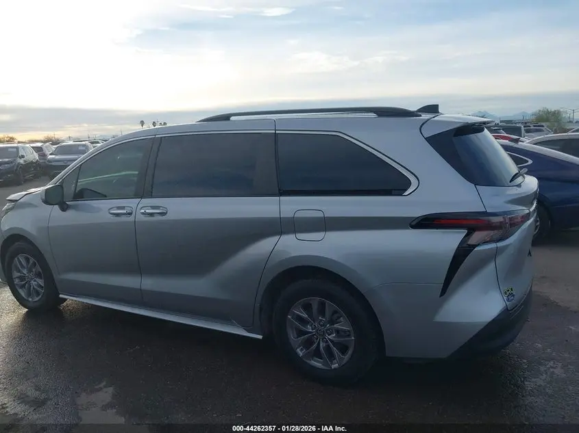 2024 TOYOTA SIENNA XLE