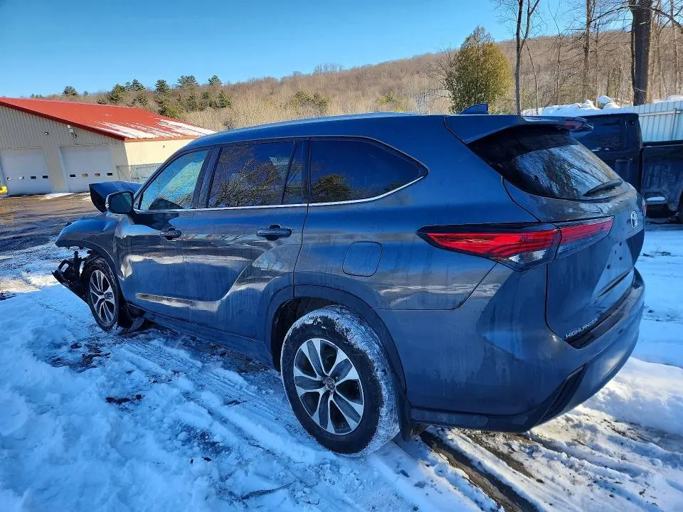 2022 TOYOTA HIGHLANDER XLE  