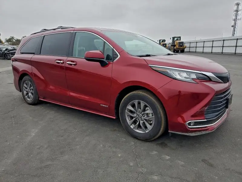 2021 TOYOTA SIENNA XLE  