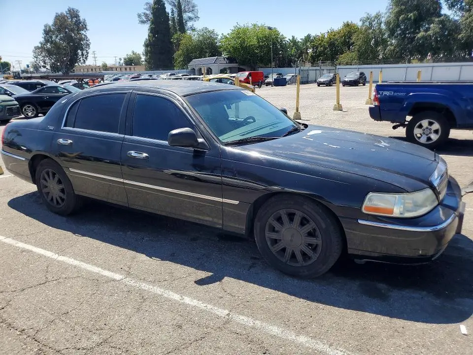 2010 LINCOLN TOWN CAR SIGNATURE LIMITED  