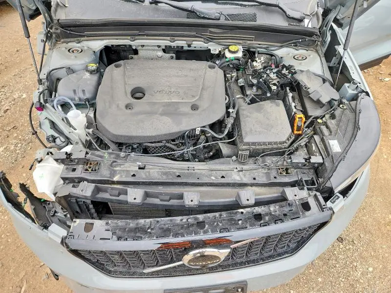 2024 VOLVO XC40 PLUS  