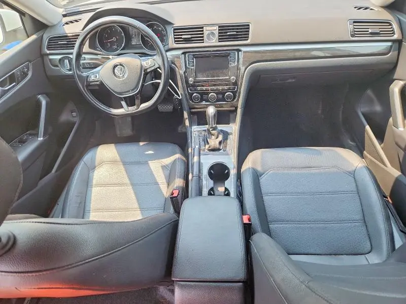 2016 VOLKSWAGEN PASSAT SE  