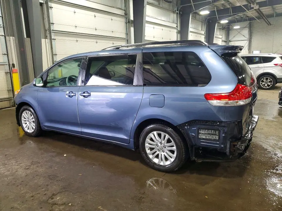 2014 TOYOTA SIENNA XLE 8-PASSENGER  