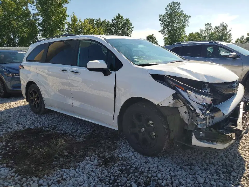 2026 TOYOTA SIENNA WOODLAND EDITION  
