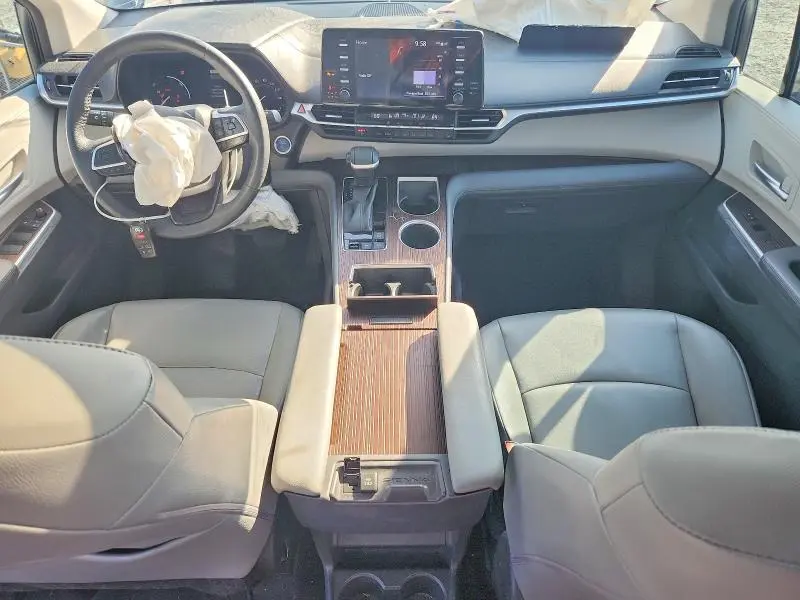 2022 TOYOTA SIENNA XLE  