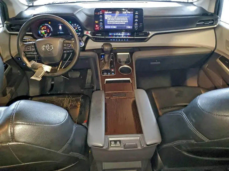 2022 TOYOTA SIENNA LE  