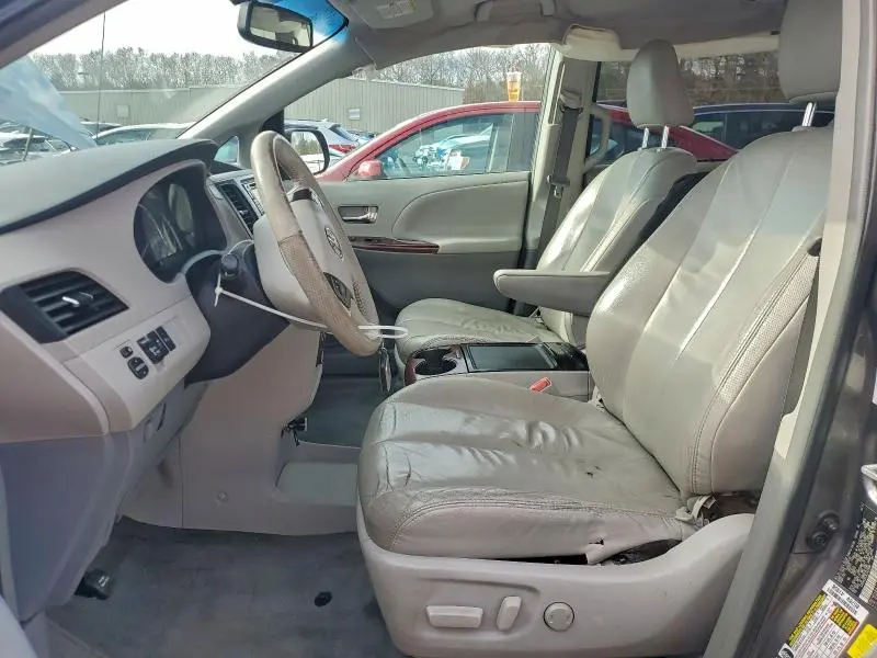 2014 TOYOTA SIENNA XLE  