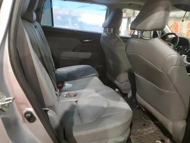2021 TOYOTA HIGHLANDER XLE  