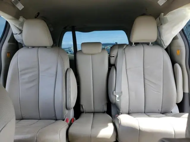 2013 TOYOTA SIENNA XLE  