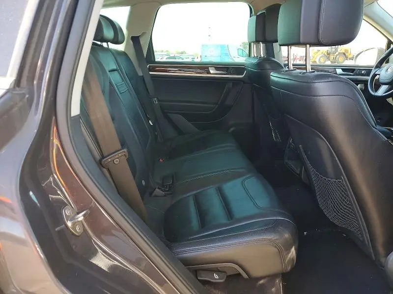 2011 VOLKSWAGEN TOUAREG V6  