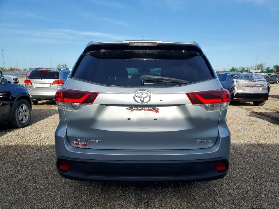 2019 TOYOTA HIGHLANDER SE  