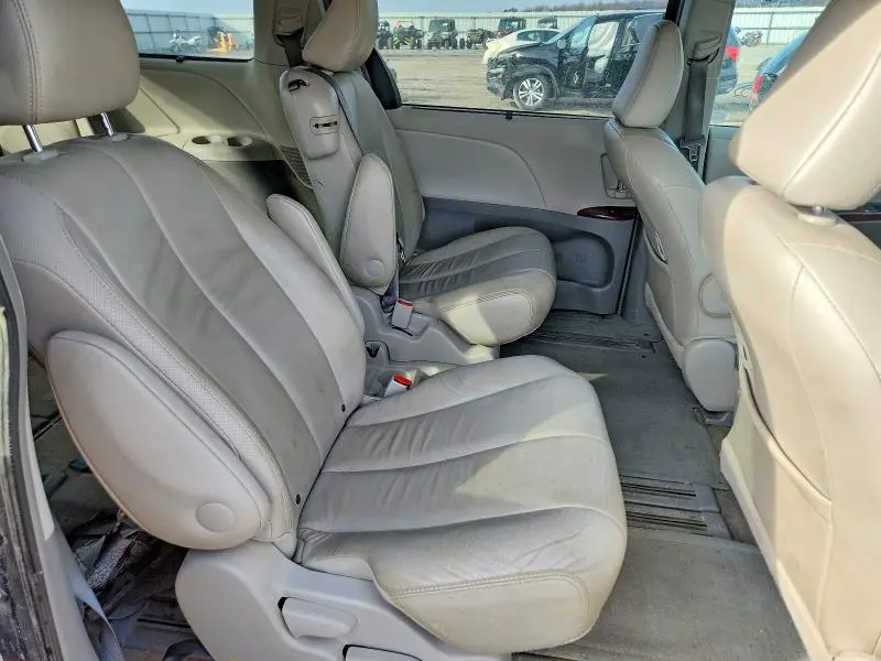 2013 TOYOTA SIENNA   