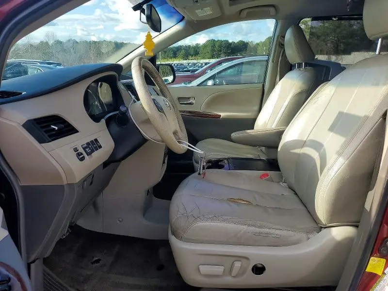 2013 TOYOTA SIENNA XLE  