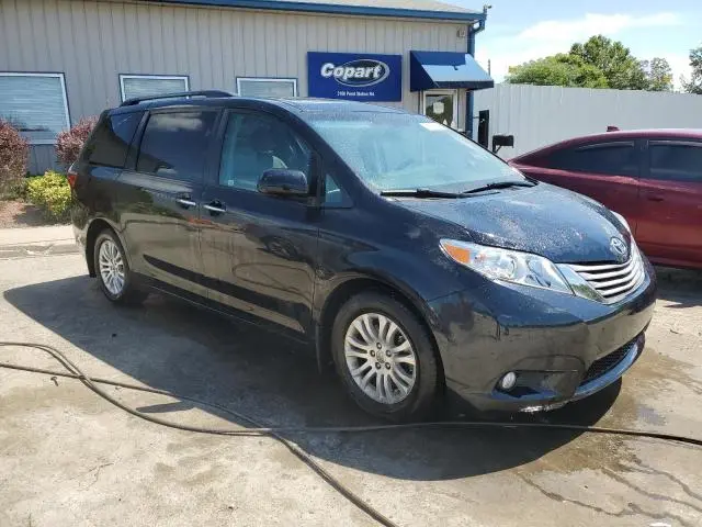 2017 TOYOTA SIENNA XLE  