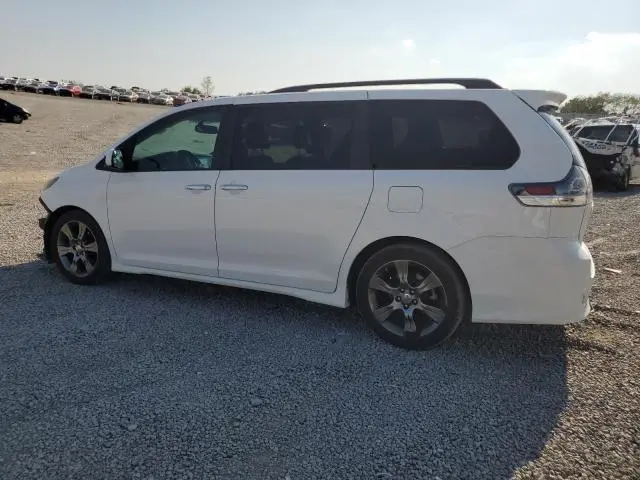 2016 TOYOTA SIENNA SE  
